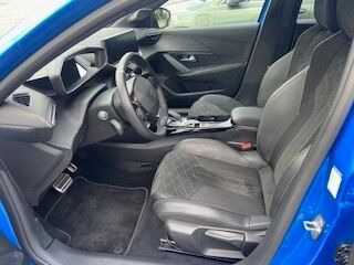 Blå Peugeot e-208 fra 2022