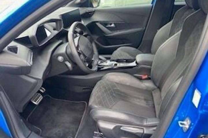 Blå Peugeot e-208 fra 2022