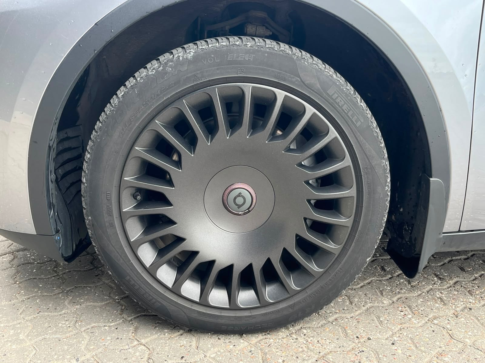 Grå Tesla Model Y fra 2024