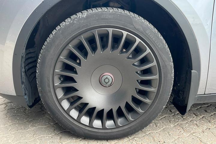 Grå Tesla Model Y fra 2024