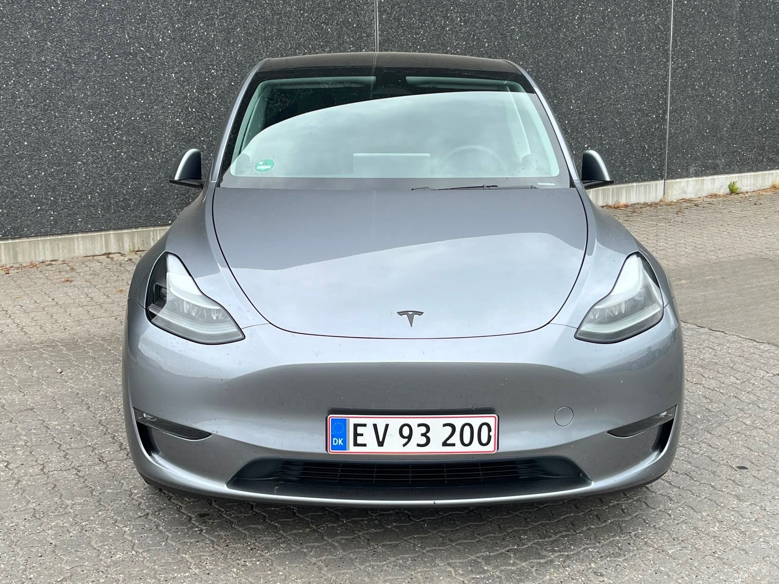 Grå Tesla Model Y fra 2024