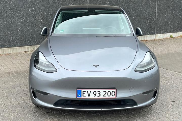 Grå Tesla Model Y fra 2024