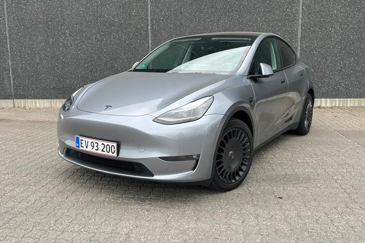 Grå Tesla Model Y fra 2024 set udefra