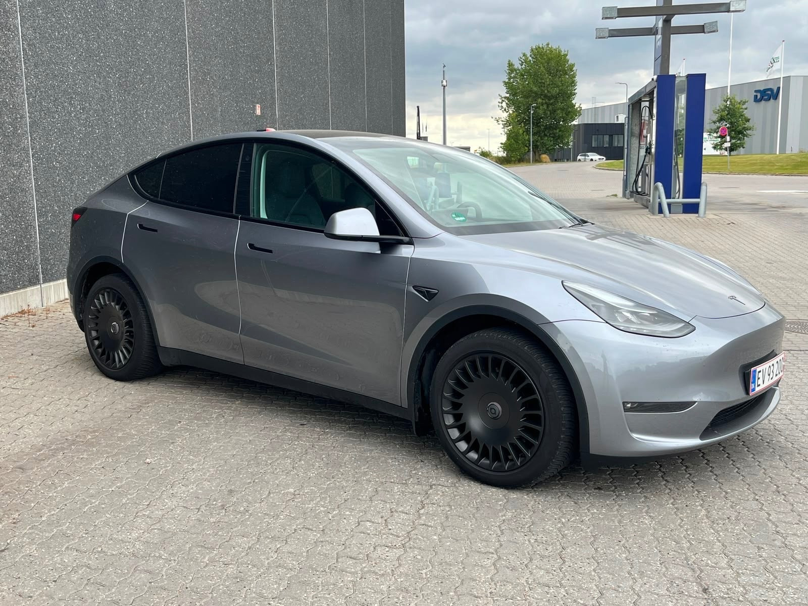 Grå Tesla Model Y fra 2024