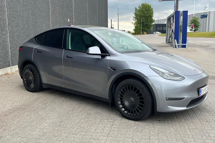 Grå Tesla Model Y fra 2024