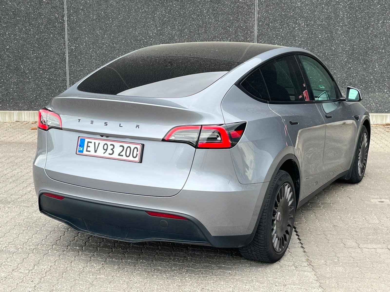 Grå Tesla Model Y fra 2024