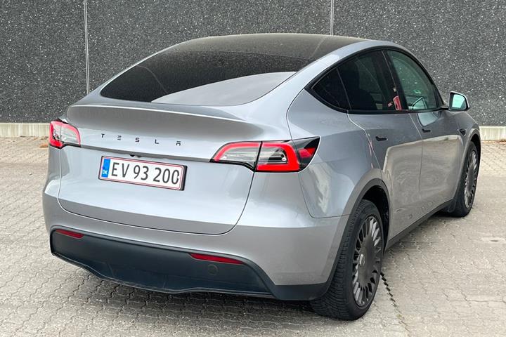Grå Tesla Model Y fra 2024