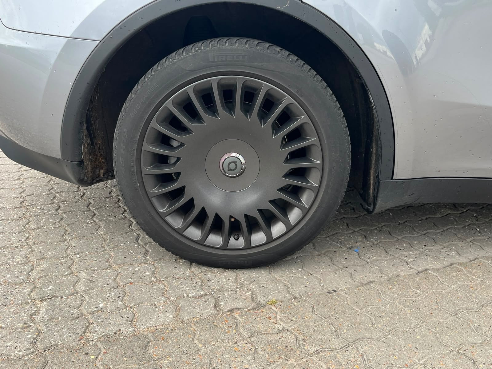 Grå Tesla Model Y fra 2024