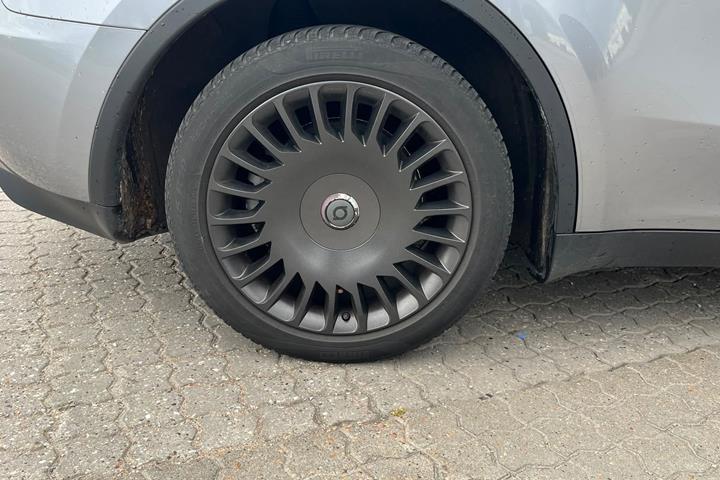 Grå Tesla Model Y fra 2024