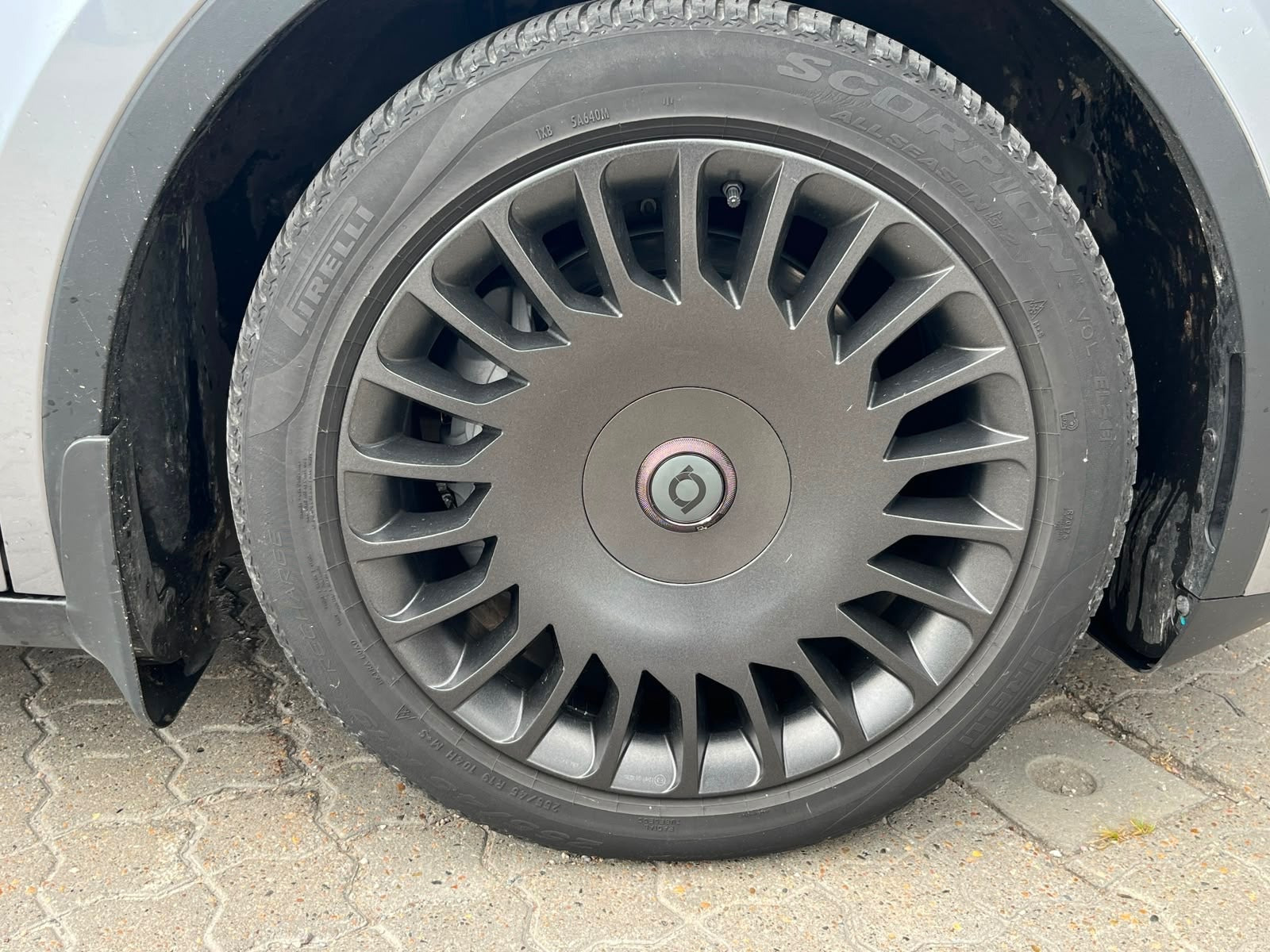 Grå Tesla Model Y fra 2024