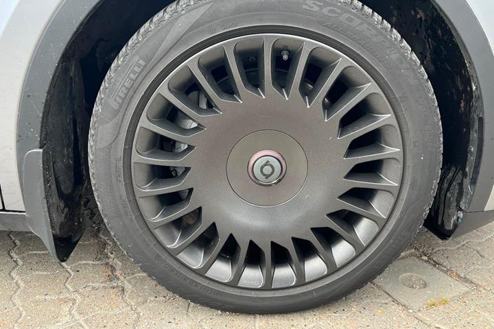 Grå Tesla Model Y fra 2024