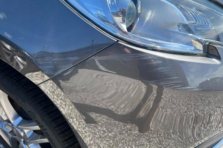 Grå Peugeot 2008 fra 2016