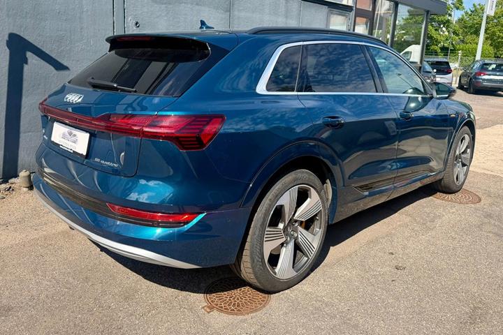 Blå Audi e-tron fra 2019