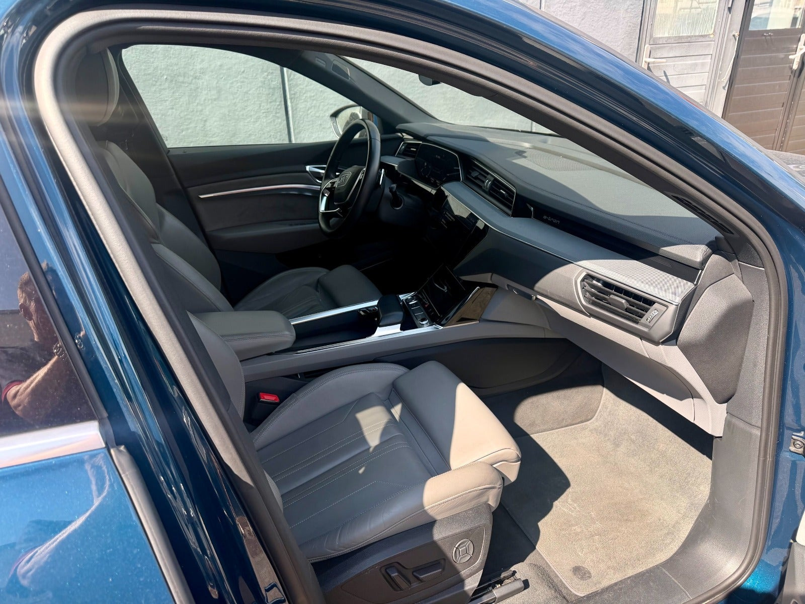 Blå Audi e-tron fra 2019
