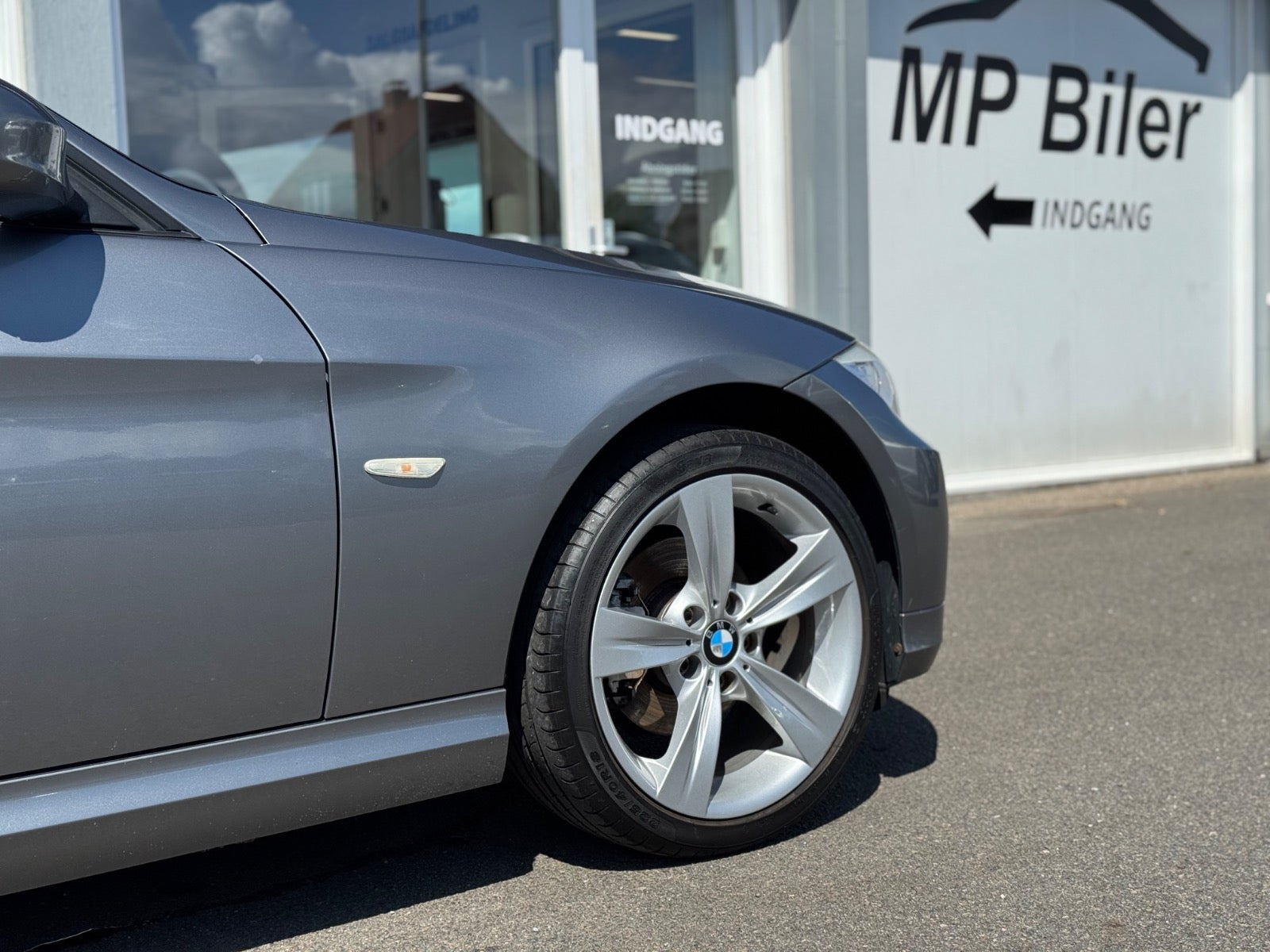 Sølv BMW 320i fra 2010
