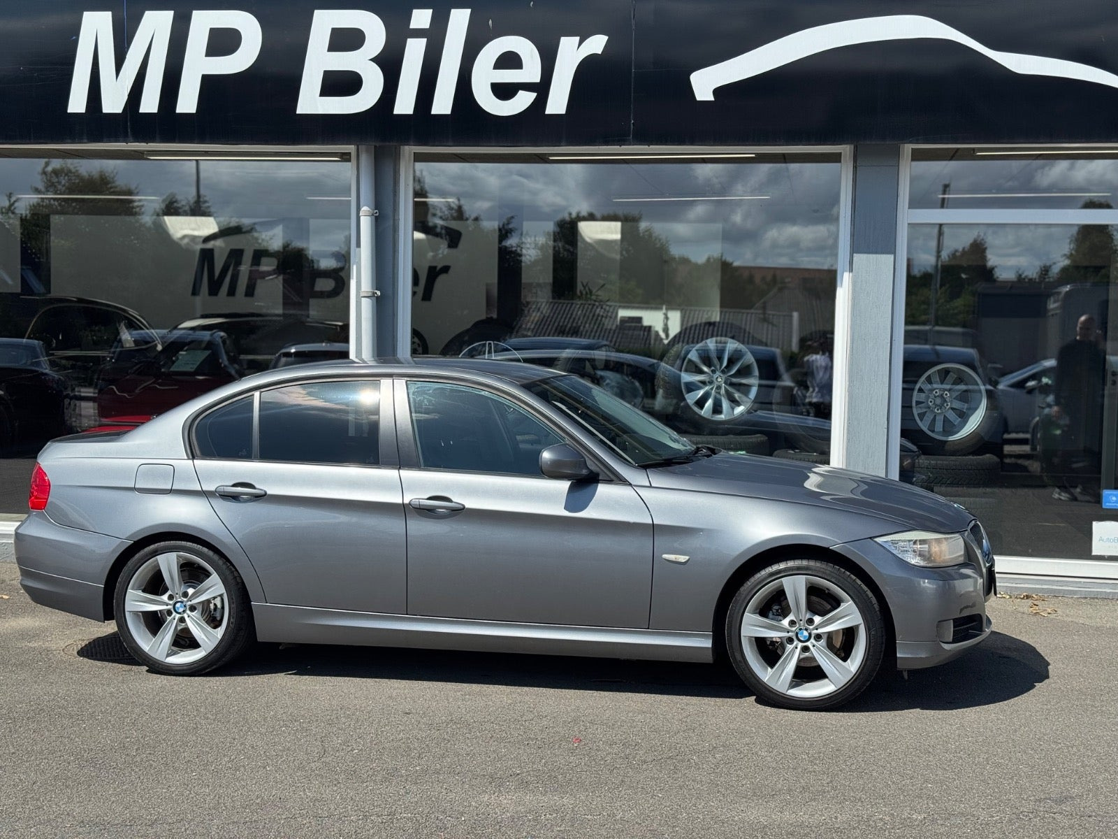 Sølv BMW 320i fra 2010