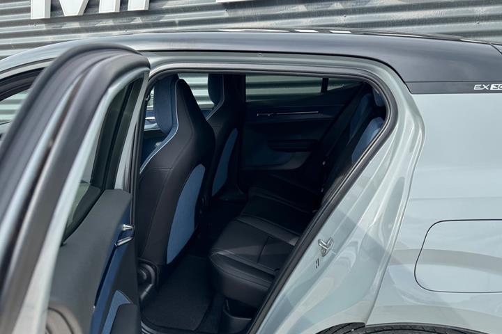 Grå Volvo EX30 fra 2024