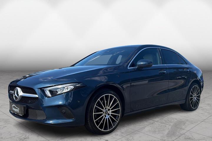 Blå Mercedes A250 e fra 2022