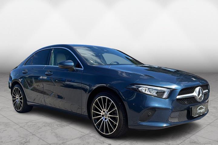 Blå Mercedes A250 e fra 2022