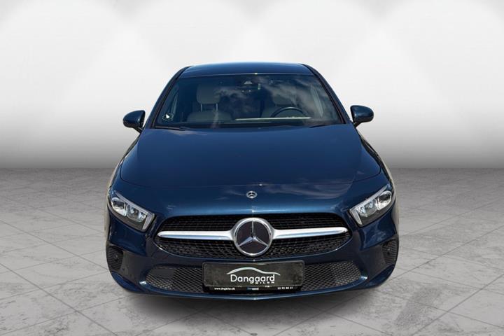 Blå Mercedes A250 e fra 2022