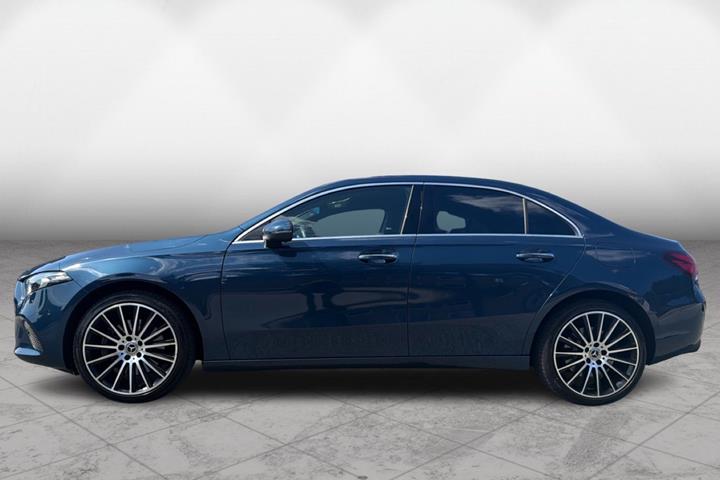Blå Mercedes A250 e fra 2022
