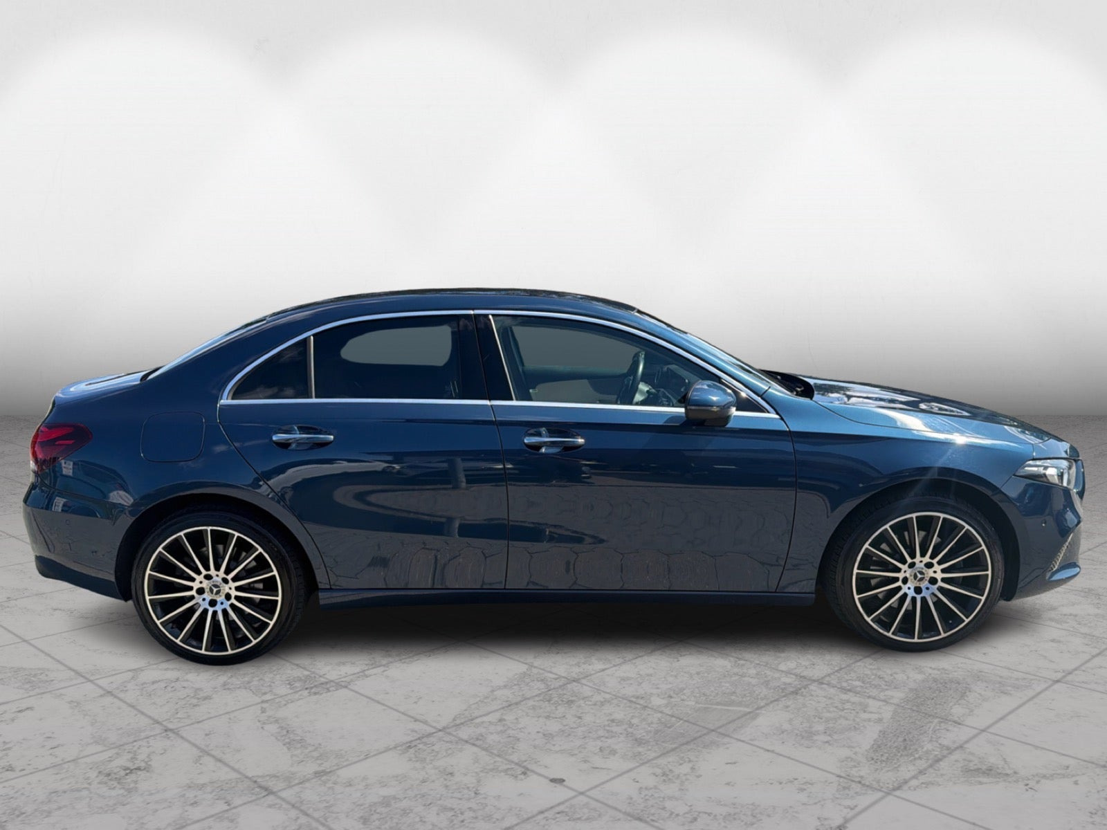 Blå Mercedes A250 e fra 2022