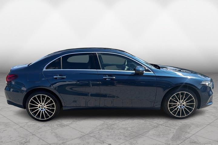 Blå Mercedes A250 e fra 2022