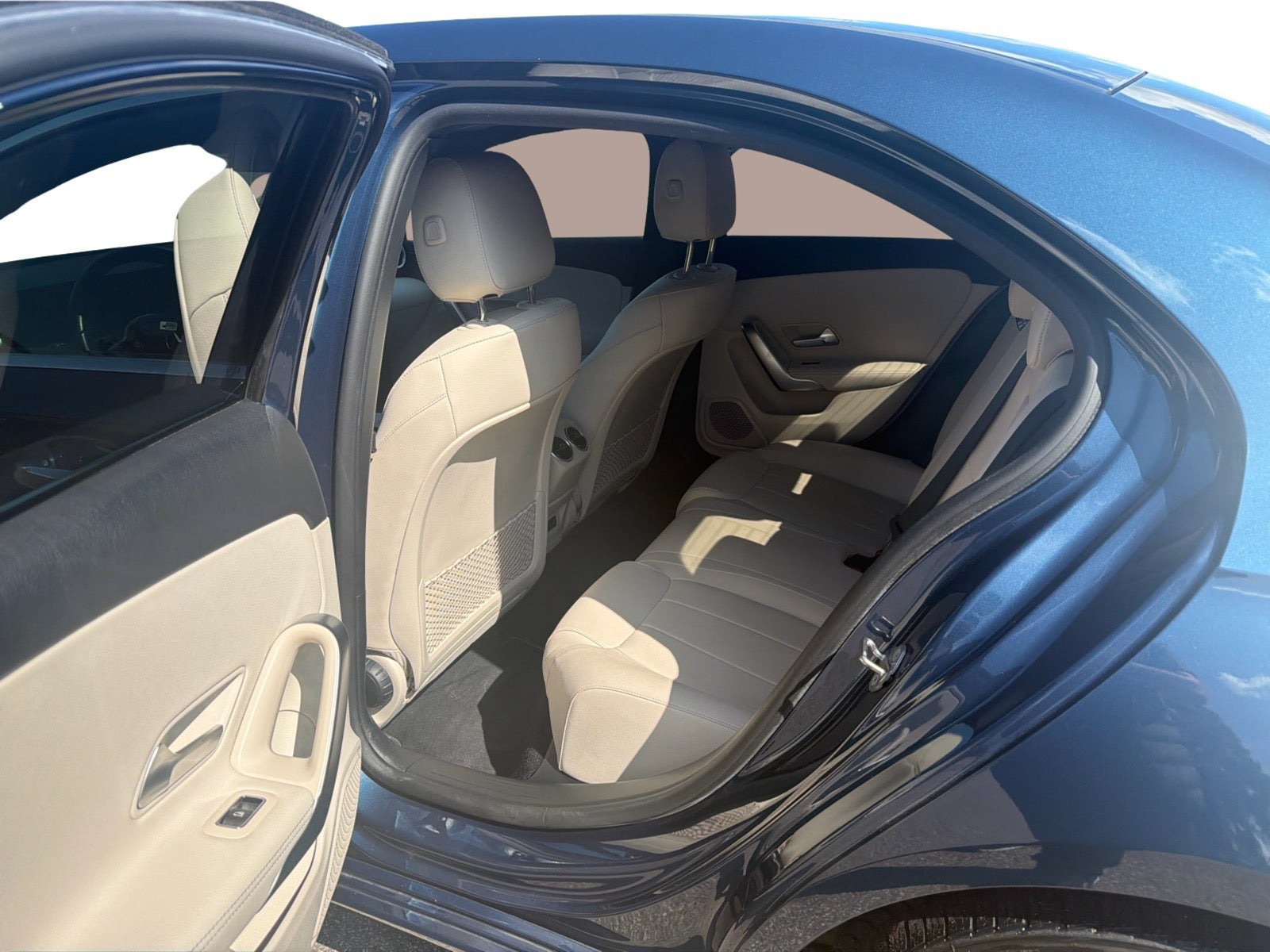 Blå Mercedes A250 e fra 2022
