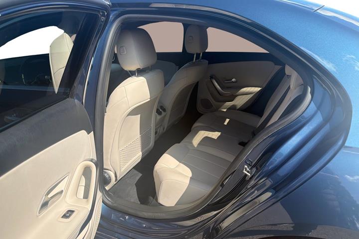 Blå Mercedes A250 e fra 2022