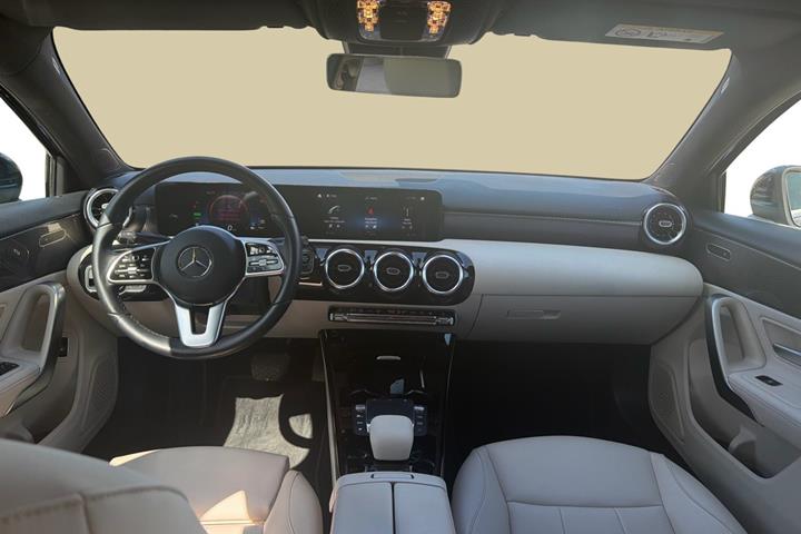 Blå Mercedes A250 e fra 2022