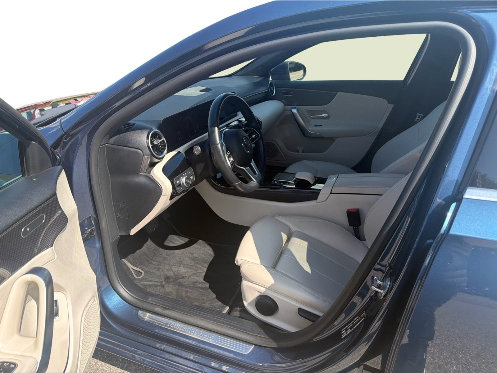 Blå Mercedes A250 e fra 2022