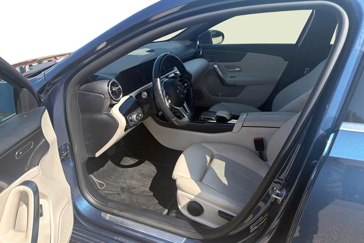 Blå Mercedes A250 e fra 2022