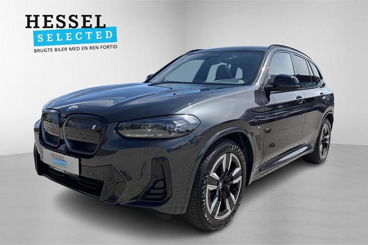 Grå BMW iX3 fra 2023 set udefra