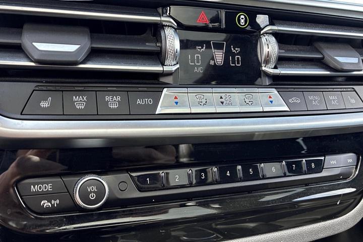 Grå BMW iX3 fra 2023