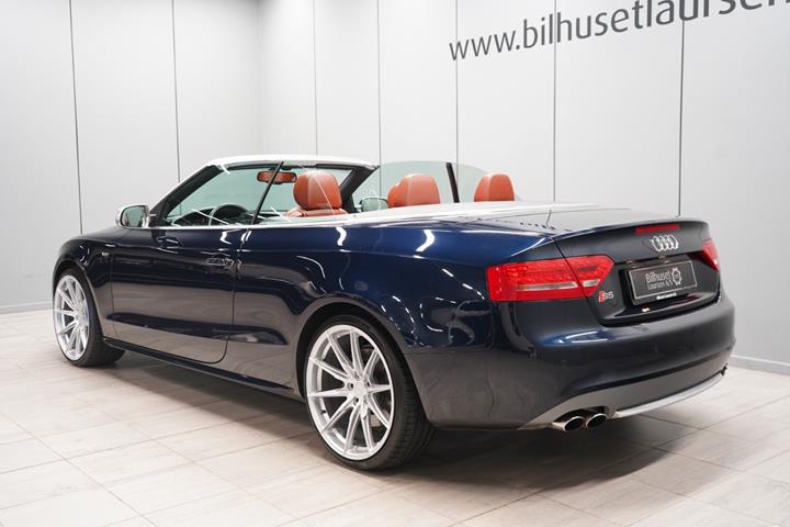 Blå Audi S5 fra 2011