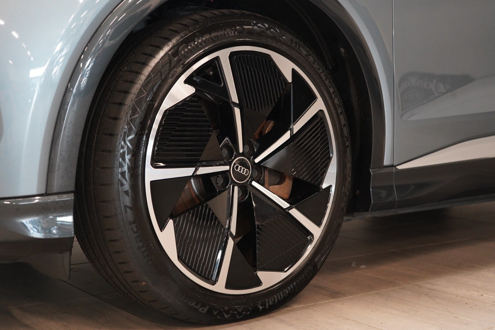 Grå Audi Q4 e-tron fra 2021