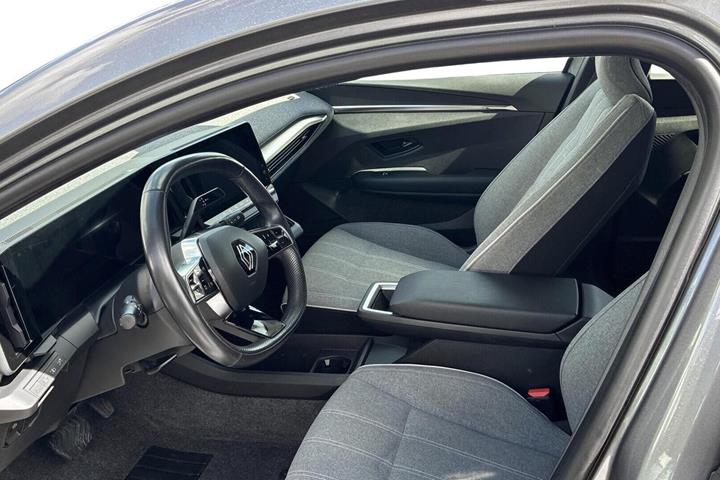 Grå Renault Megane E-Tech fra 2023