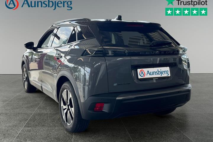 Grå Peugeot e-2008 fra 2025