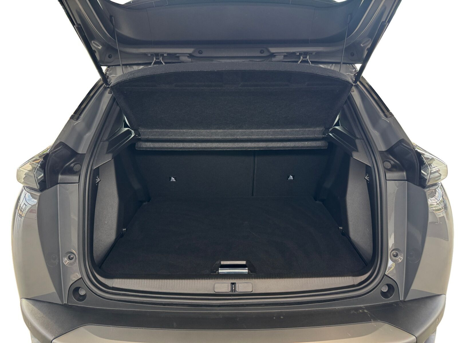 Grå Peugeot e-2008 fra 2025