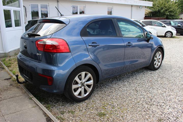 Blå Kia Rio fra 2016