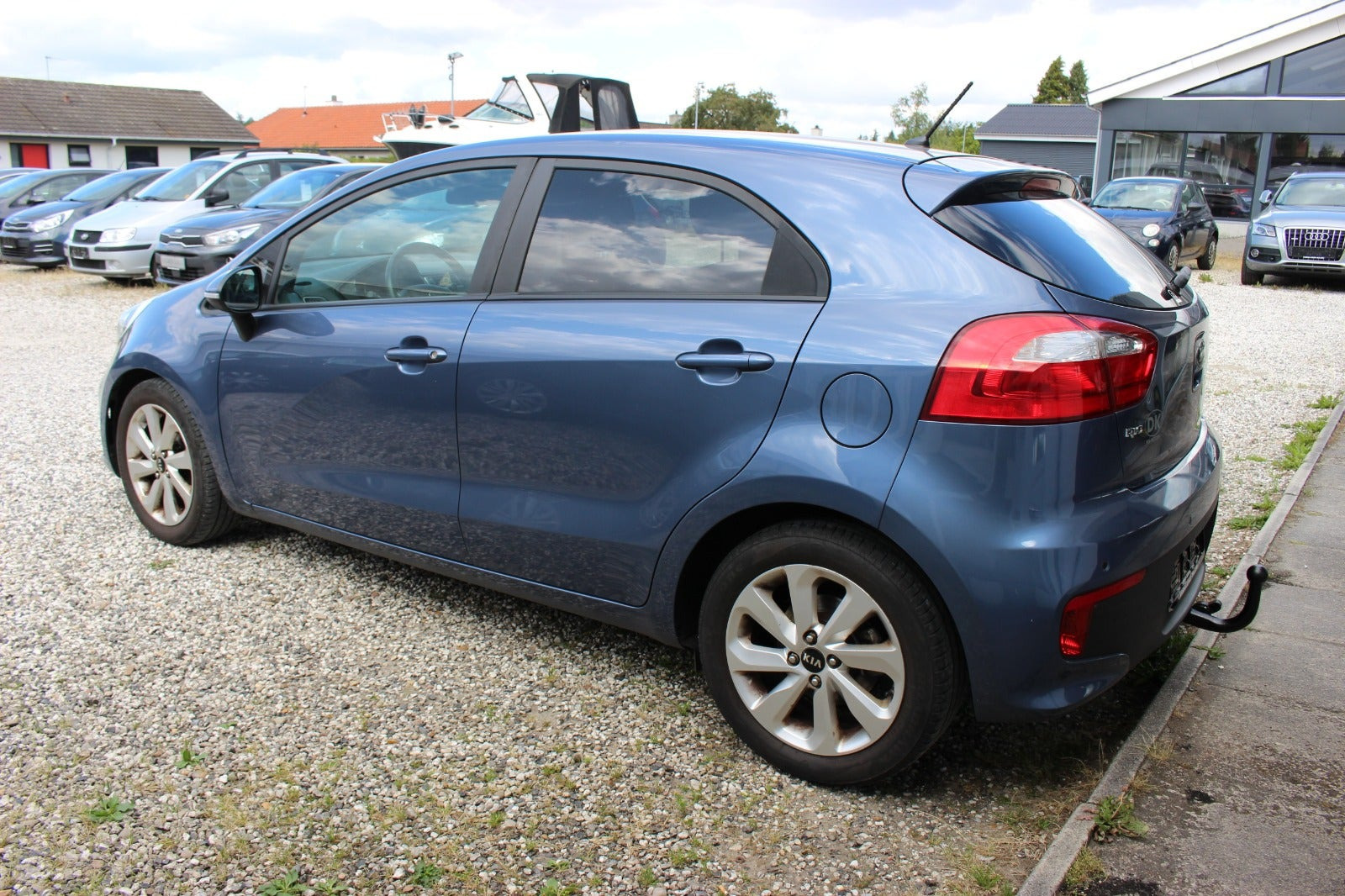 Blå Kia Rio fra 2016