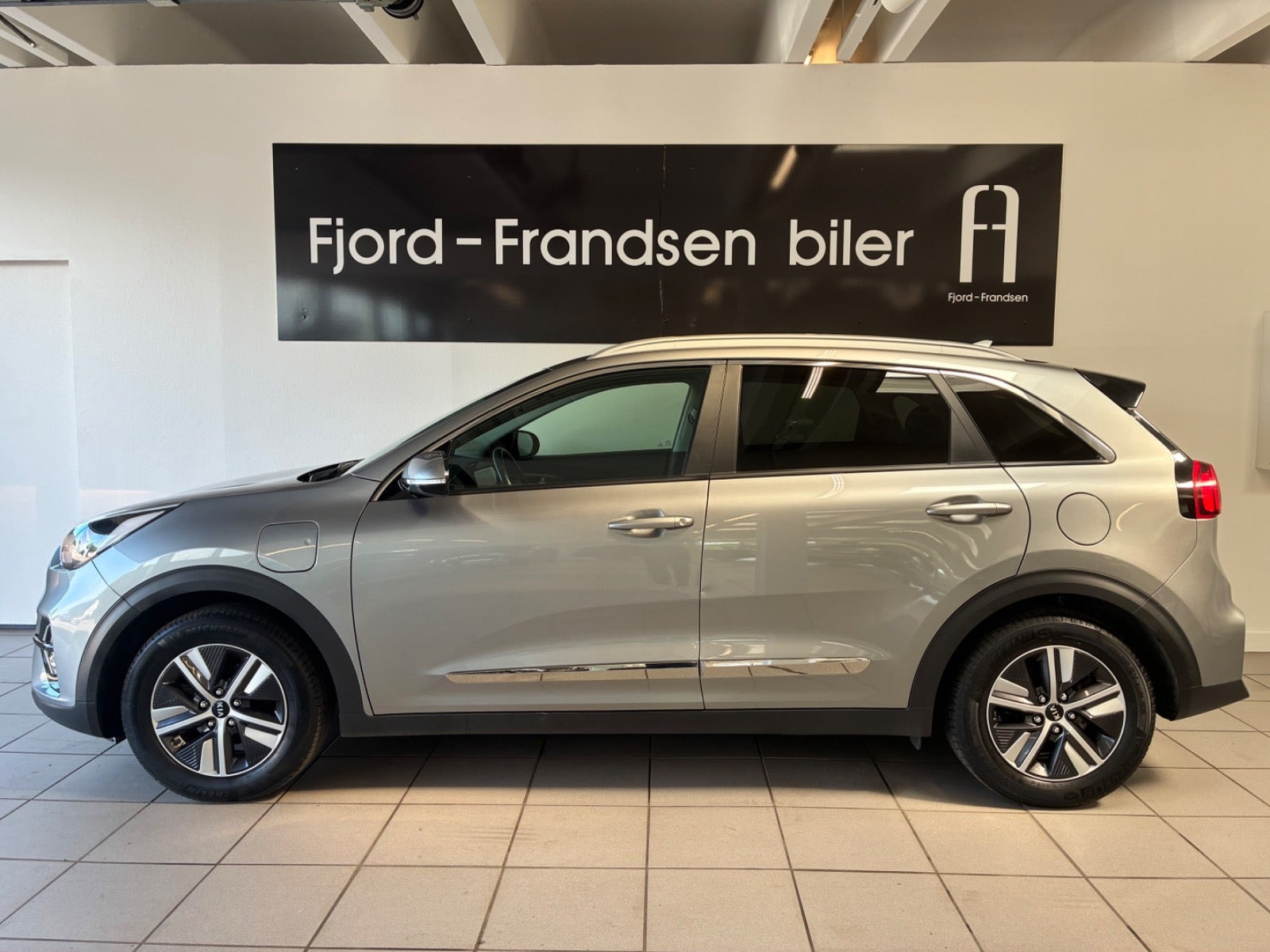Grå Kia Niro fra 2021