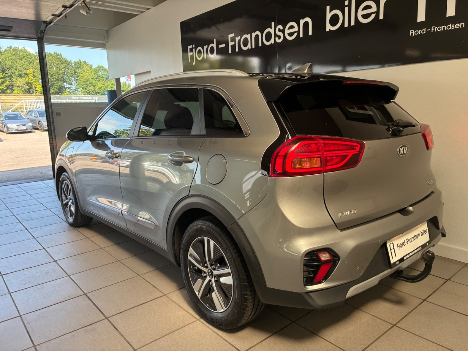 Grå Kia Niro fra 2021