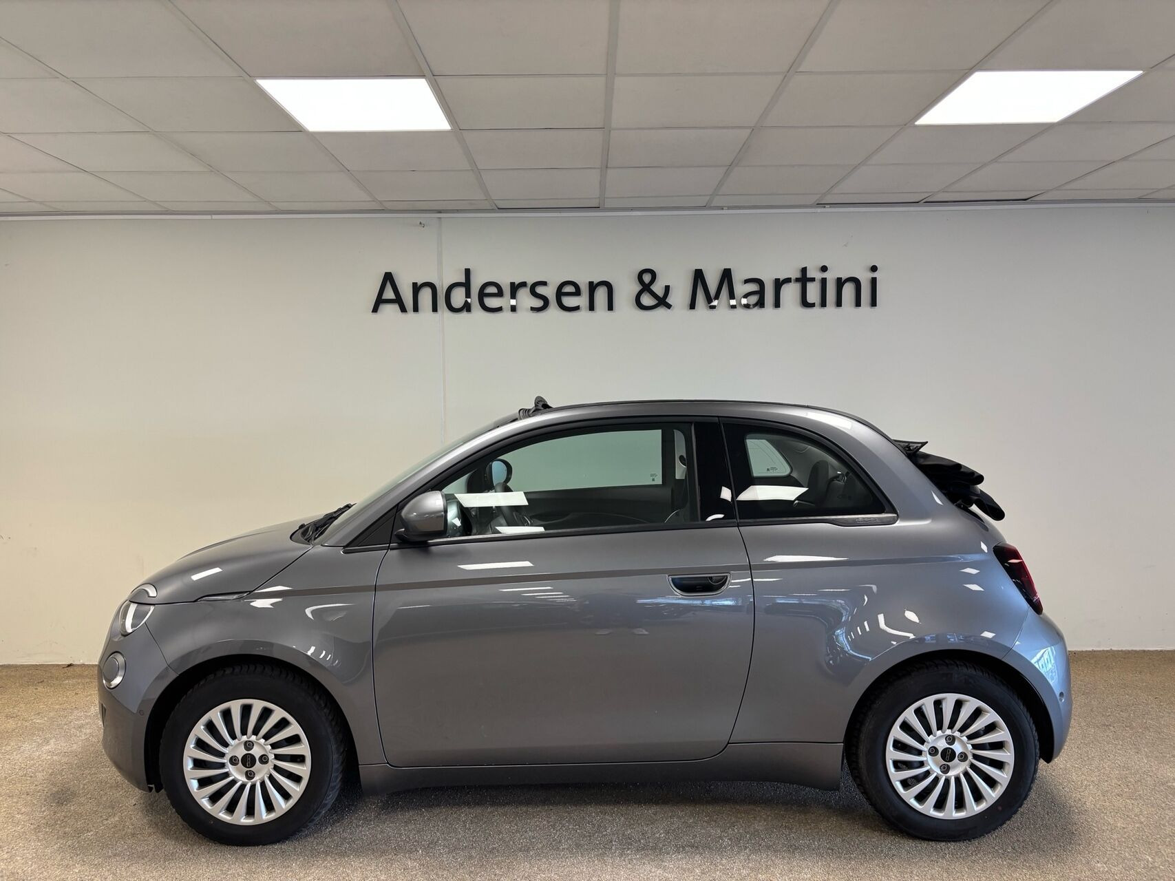 Grå Fiat 500e fra 2023