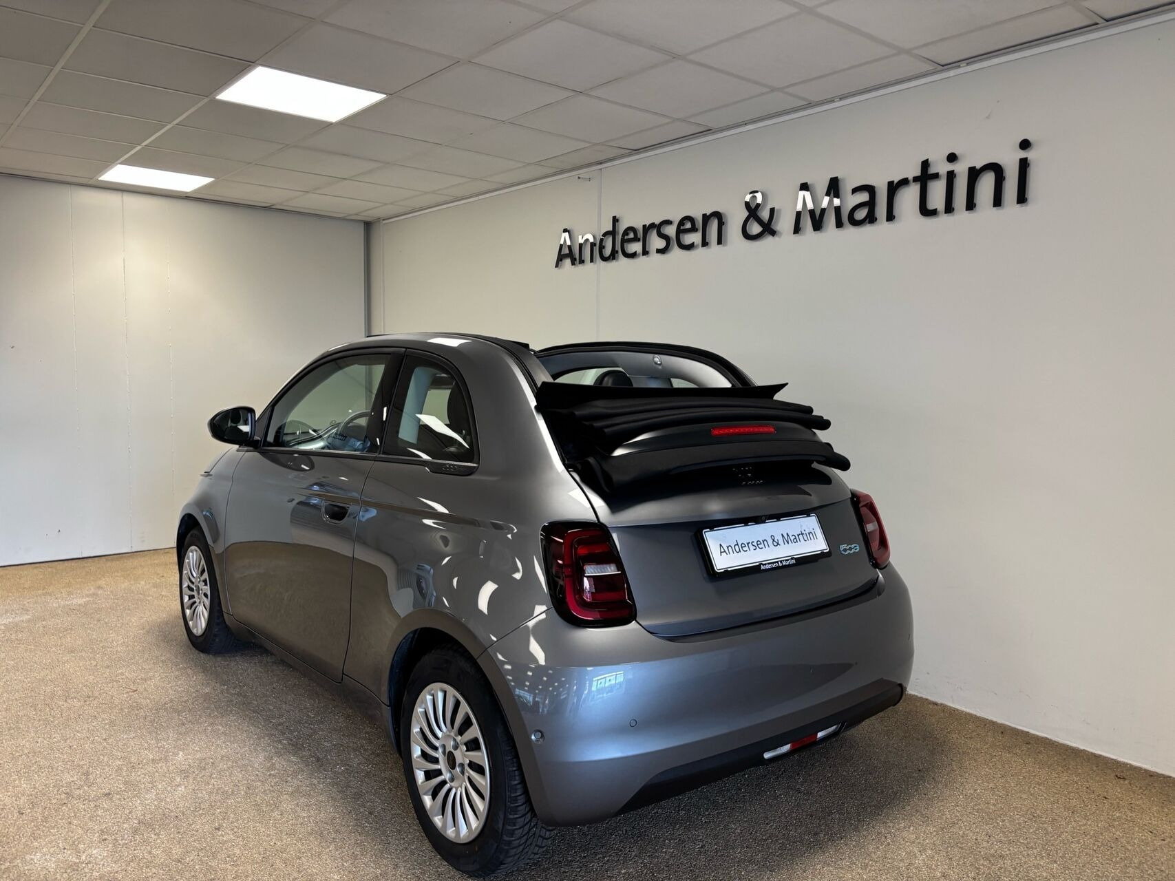 Grå Fiat 500e fra 2023