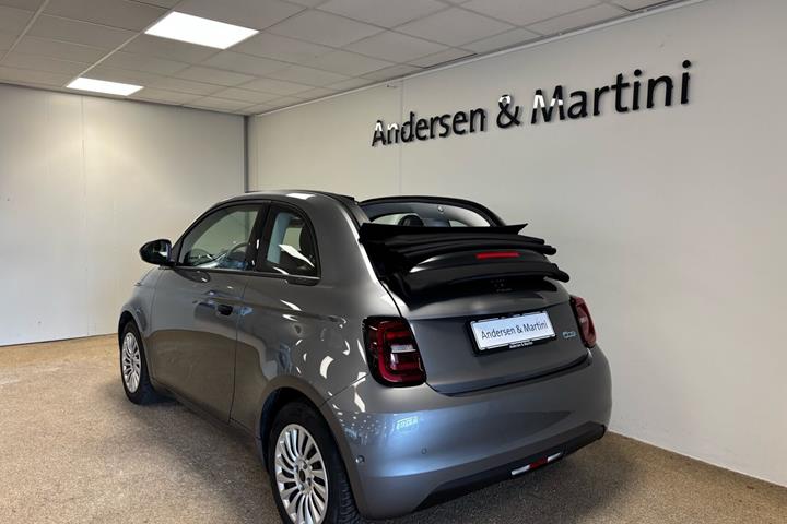 Grå Fiat 500e fra 2023