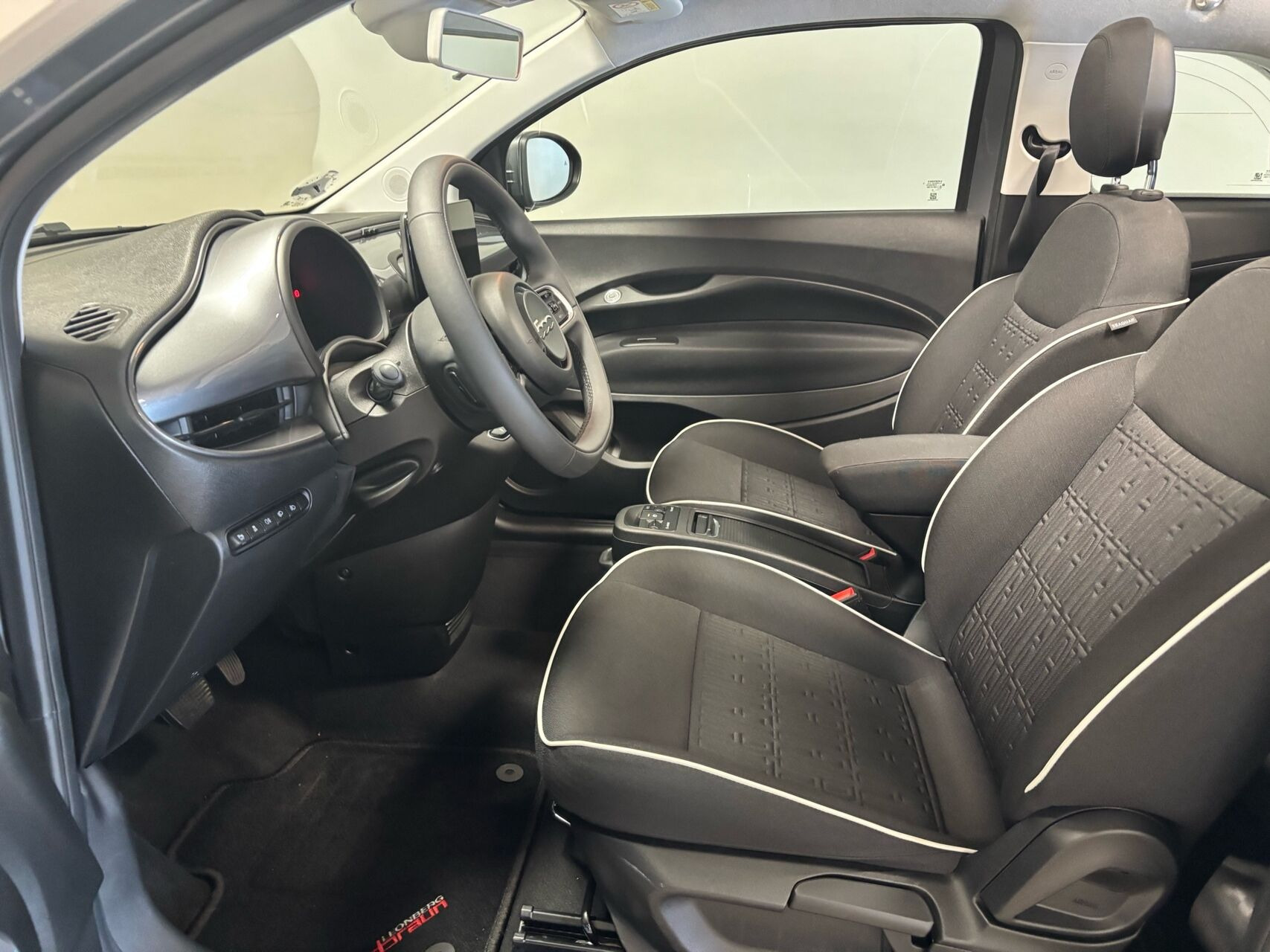 Grå Fiat 500e fra 2023