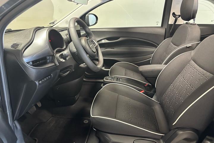 Grå Fiat 500e fra 2023
