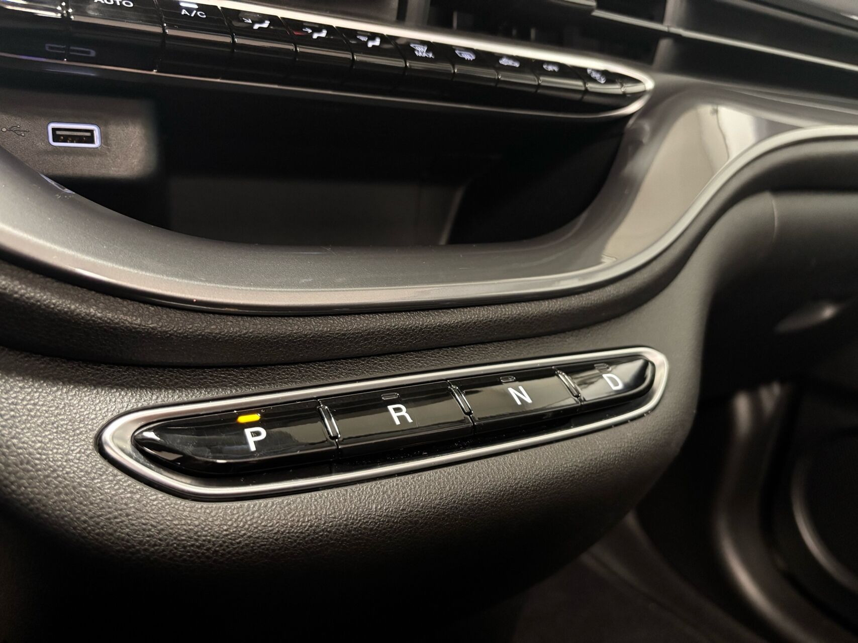 Grå Fiat 500e fra 2023