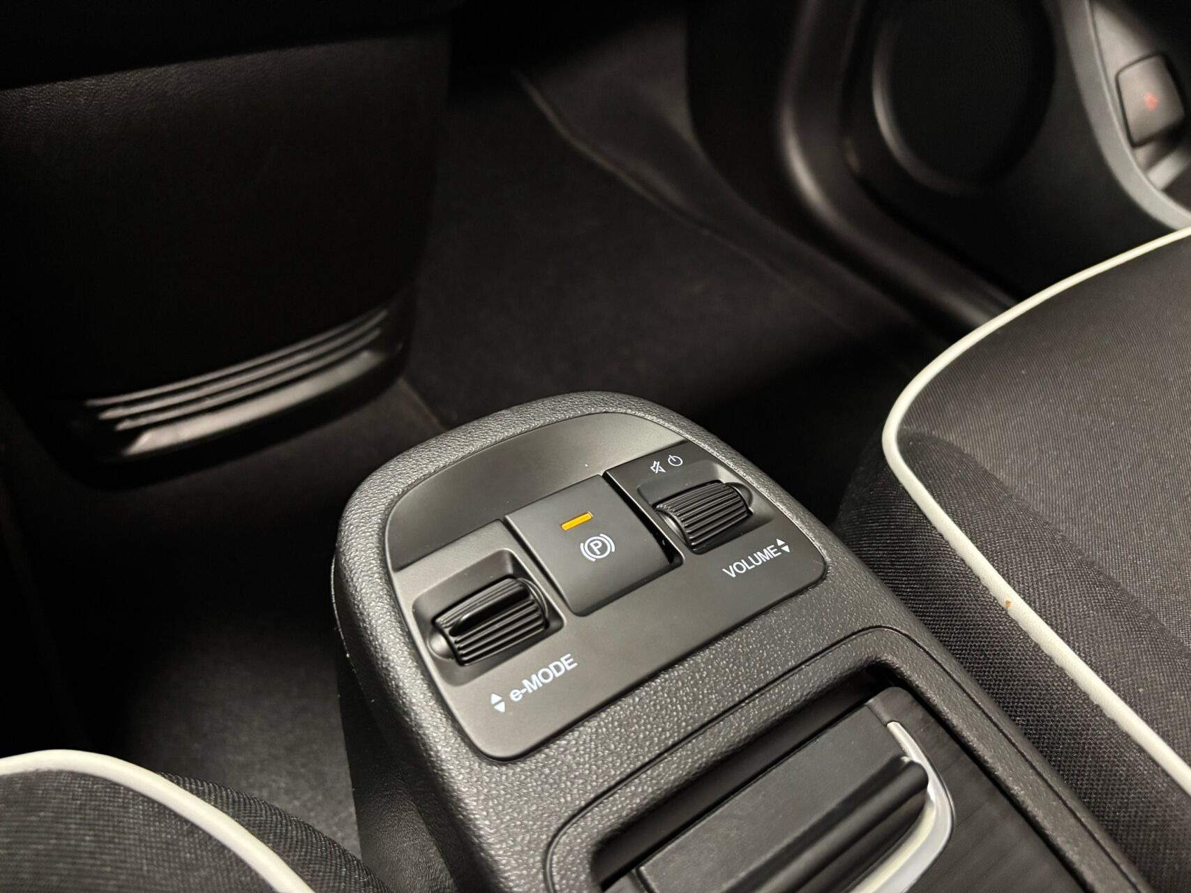 Grå Fiat 500e fra 2023